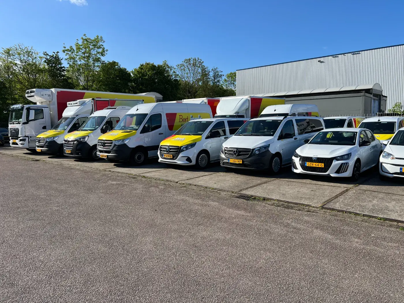 Wagenpark van Bert Jonk Autoverhuur in Purmerend — bestelbussen, personenauto's en pick-ups klaar voor verhuur
